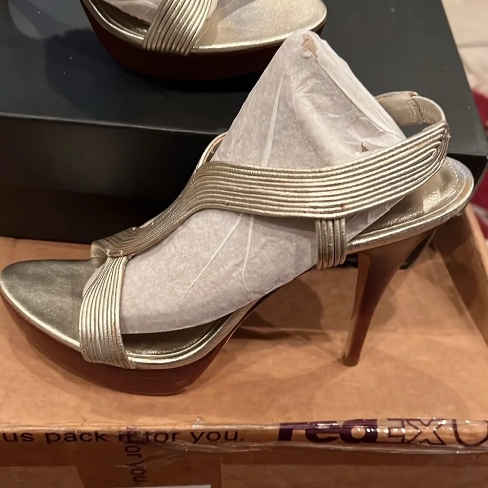 Pelle Moda Platform Sandals in Gold Cross Straps with Stacked Heel in Gold Sz 8